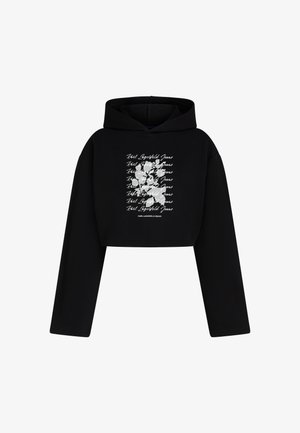 Mustast kropsu pikkade varrukatega kapuutsiga dressipluus, ees valge korduv "Karl Lagerfeld Jeans" tekst ja abstraktne valge lilleline graafika.