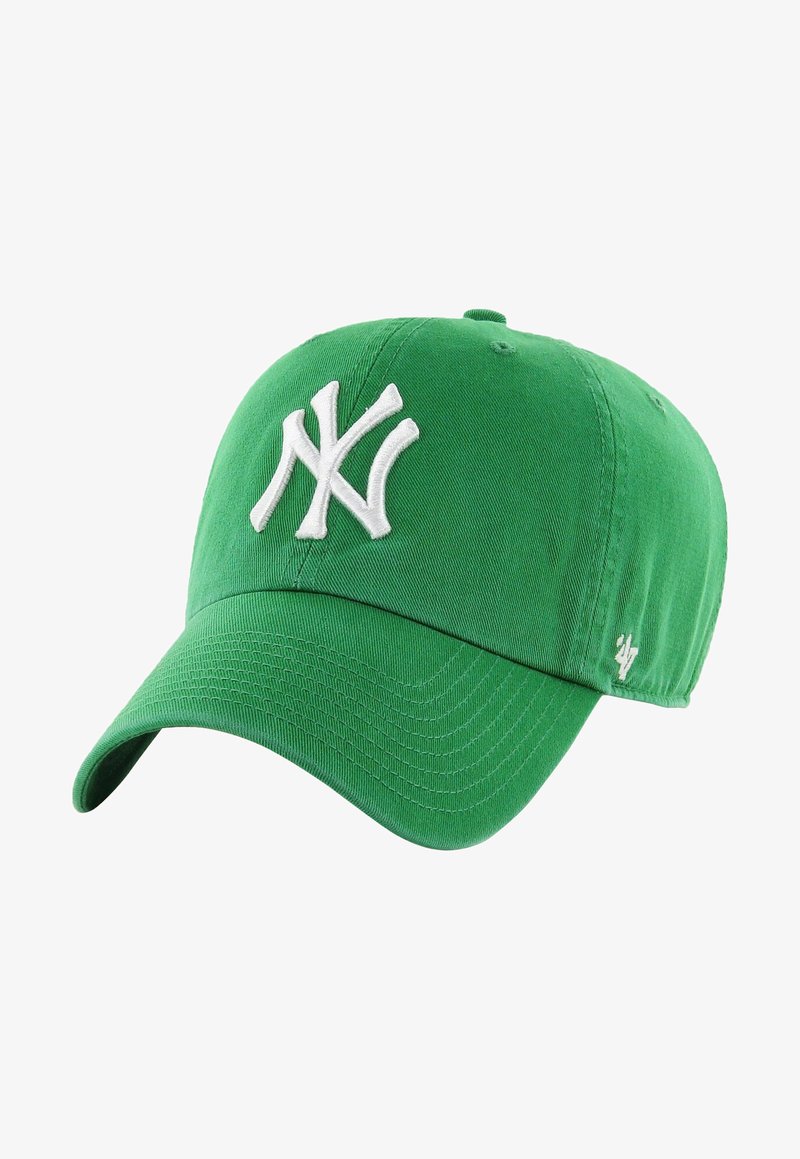Cască de baseball din bumbac verde, cu un logo alb brodat "NY" pe față și un mic logo alb al mărcii pe lateral.