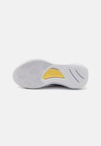 Talpa de pantof cu o suprafață din cauciuc texturat, predominant alb cu un accent galben și marcaj de brand, oferind aderență și durabilitate.