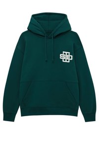 Sudadera de color verde azulado hecha de una tela suave, con un bolsillo frontal, capucha con cordón, y un logotipo gráfico blanco en el lado izquierdo del pecho.
