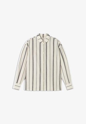 Bijela košulja s dugim rukavima i vertikalnim crnim prugama, ovratnikom i gumbima na manžetama. Meki materijal s glatkom teksturom.