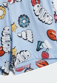 Pantalones cortos de color azul claro con un patrón variado de gráficos de estilo caricaturesco, que incluyen estrellas, nubes y artículos deportivos. Presenta un detalle del logo blanco de Adidas.
