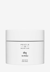 Conteneur rond blanc avec une finition mate douce. Du texte noir indique "Pestle & Mortar Nimbu Body Butter" ainsi que d'autres détails sur l'étiquette.