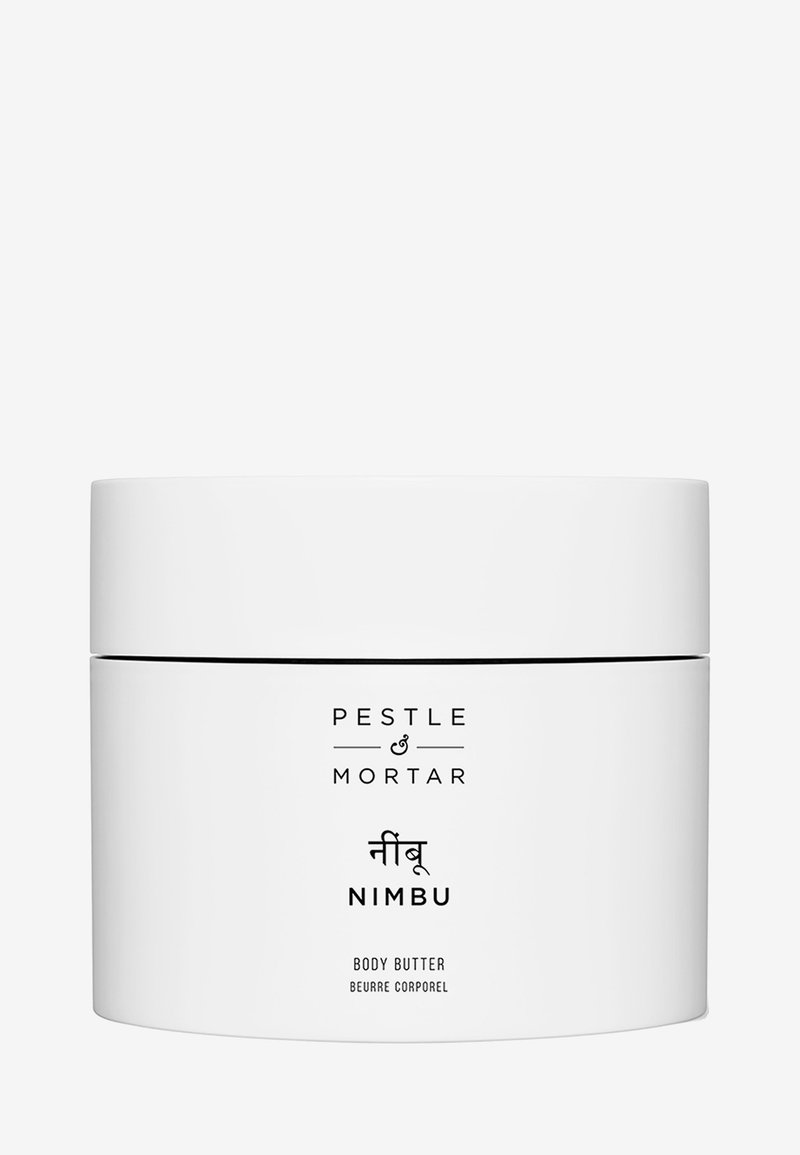 Conteneur rond blanc avec une finition mate douce. Du texte noir indique "Pestle & Mortar Nimbu Body Butter" ainsi que d'autres détails sur l'étiquette.