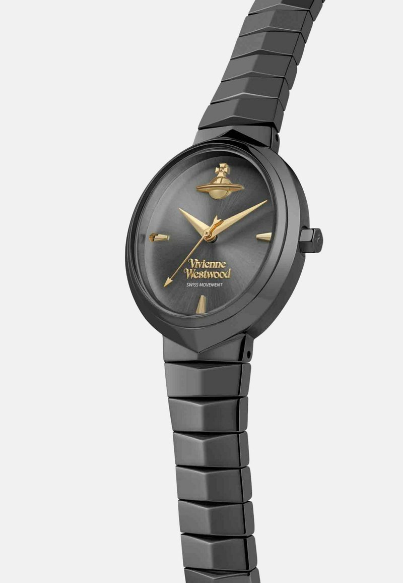 Montre noire avec un bracelet géométrique, un cadran rond et un cadran gris. Présente des accents et des aiguilles dorés, avec le texte "Vivienne Westwood" sur le cadran.