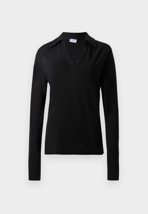 Sort langermet V-hals topp med krage, laget av glatt stoff, vist mot en ensfarget lys bakgrunn.