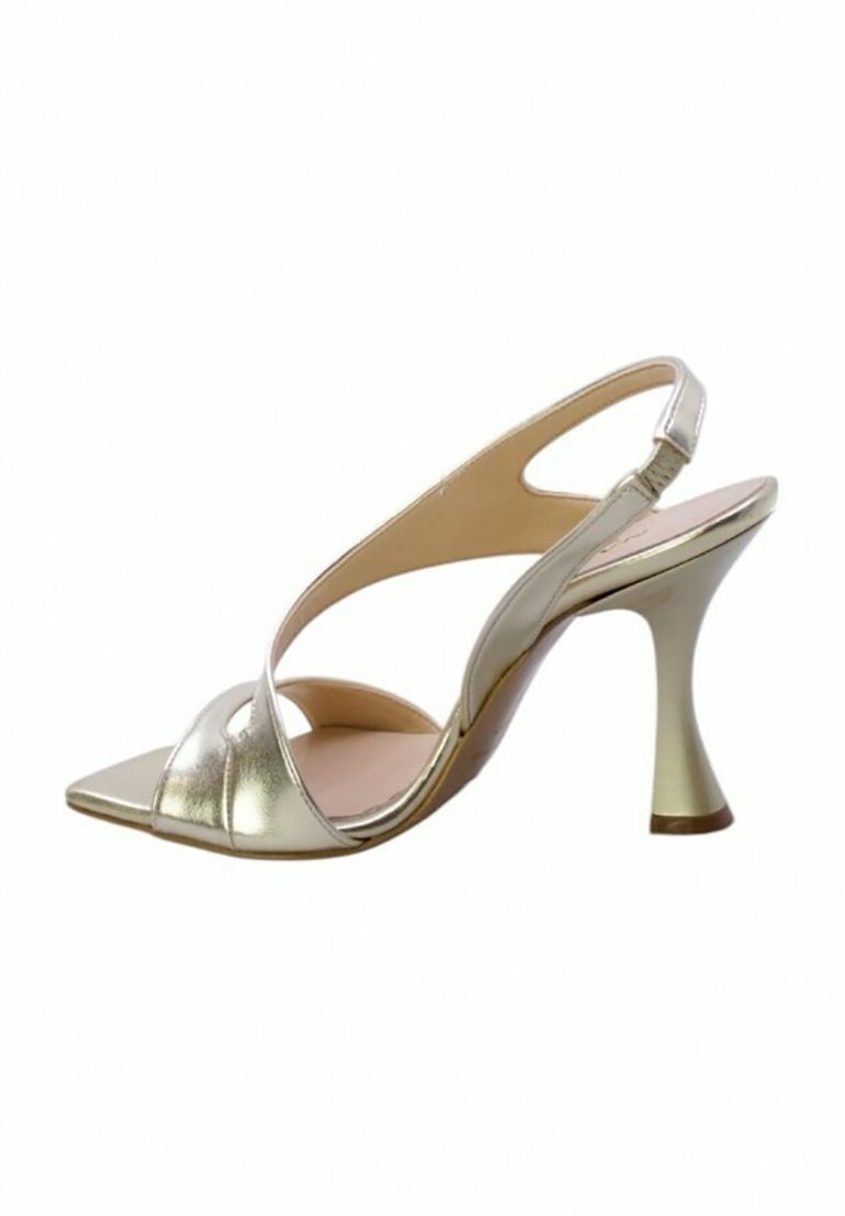 Sandali con tacco alto in oro metallico, con punta aperta, design a cinghie incrociate e tacco curvo e svasato. Texture liscia con un aspetto minimalista.