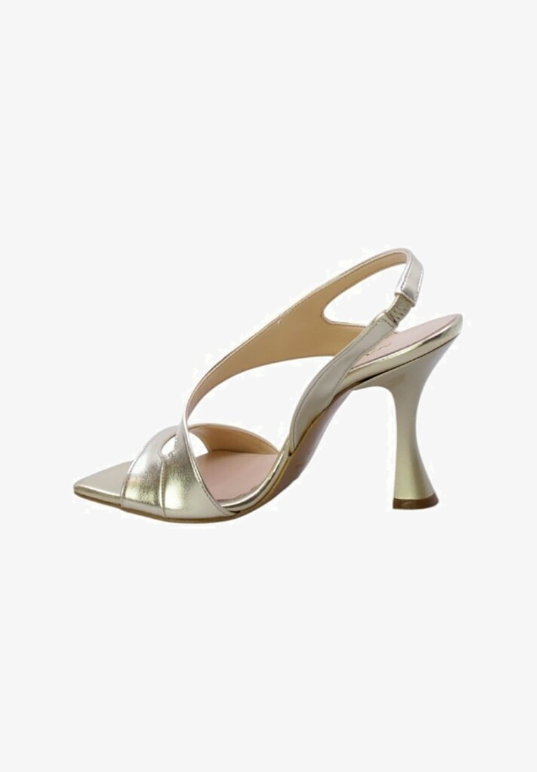 Sandali con tacco alto in oro metallico, con punta aperta, design a cinghie incrociate e tacco curvo e svasato. Texture liscia con un aspetto minimalista.