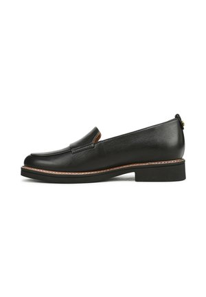 Mocassini in pelle nera con un design elegante, caratterizzati da una punta leggermente rialzata, cuciture in contrasto e un piccolo dettaglio sul retro.