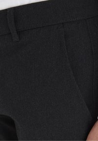 Svarta byxor i texturerat tyg med skräddarsydd midja, framfickor och en slim fit-design.