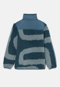 Fleece-Pullover in Dunkelblaugrün und Hellgrau. Strukturierter, flauschiger Stoff mit geometrischem Muster. Hoher Kragen mit glattem Gewebe am oberen Ende.