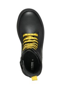 Stivale alla caviglia in pelle nera con lacci a righe gialle, punta piatta e dettagli con zip. Presenta un tassello giallo sul tallone e una soletta con marchio.