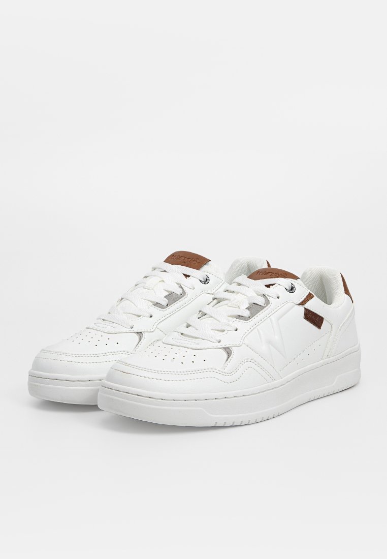 Zapatillas blancas con un upper de cuero suave, punta perforada, acentos grises, parche de logo de cuero marrón y suela de goma texturizada.