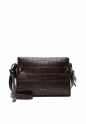 Bolso bandolera marrón oscuro con textura de cocodrilo, correa ajustable, logo metálico y borlas decorativas en un lado.