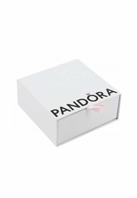 Boîte en carton blanche avec un design de tiroir coulissant, arborant un logo noir "PANDORA" et une petite languette de tirage en ruban rose.