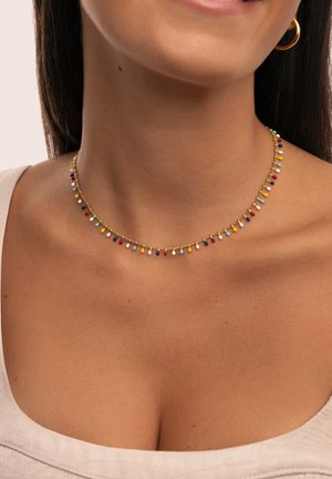 Collar de oro con un diseño en capas adornado con pequeñas cuentas multicolores, incluidas acentos en rojo, amarillo, azul y morado.
