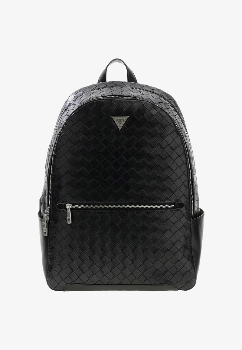 Sac à dos en cuir tressé noir avec fermetures éclair argentées, poche avant zippée, poches latérales, poignée supérieure et logo métallique triangulaire sur le devant.