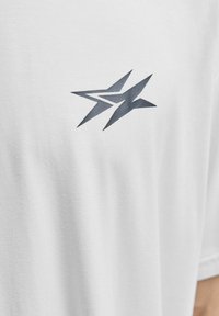 Jack & Jones Performance JCOCNZ BERLIN  - Trükipildiga T-särk - bright white
