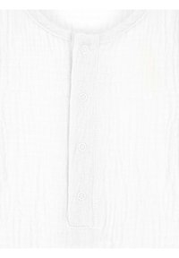 Biały, teksturowany top z okrągłym dekoltem, pięcioma guzikami z przodu i subtelnym marszczonym wykończeniem.
