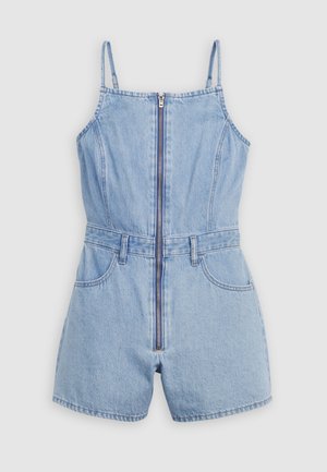 Φωτεινό γαλάζιο denim ολόσωμο σορτς χωρίς μανίκια με φερμουάρ μπροστά, ρυθμιζόμενες τιράντες, θηλιές για ζώνη και δύο μπροστινές τσέπες σε λευκό φόντο.