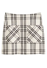 Jupe blanche avec un motif à carreaux noir, dotée de deux grandes poches avant. Le tissu a un aspect texturé, créant un design classique et intemporel.
