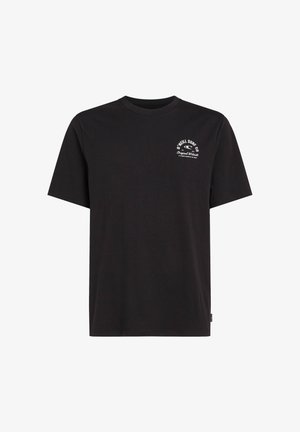 Zwarte T-shirt met korte mouwen, gemaakt van katoen, met een klein wit grafisch logo op de linkerkant van de borst en een ronde hals.