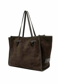 Sac fourre-tout en daim marron foncé avec double bandoulière et couture visible, doté d'une petite étiquette noire sur le côté.