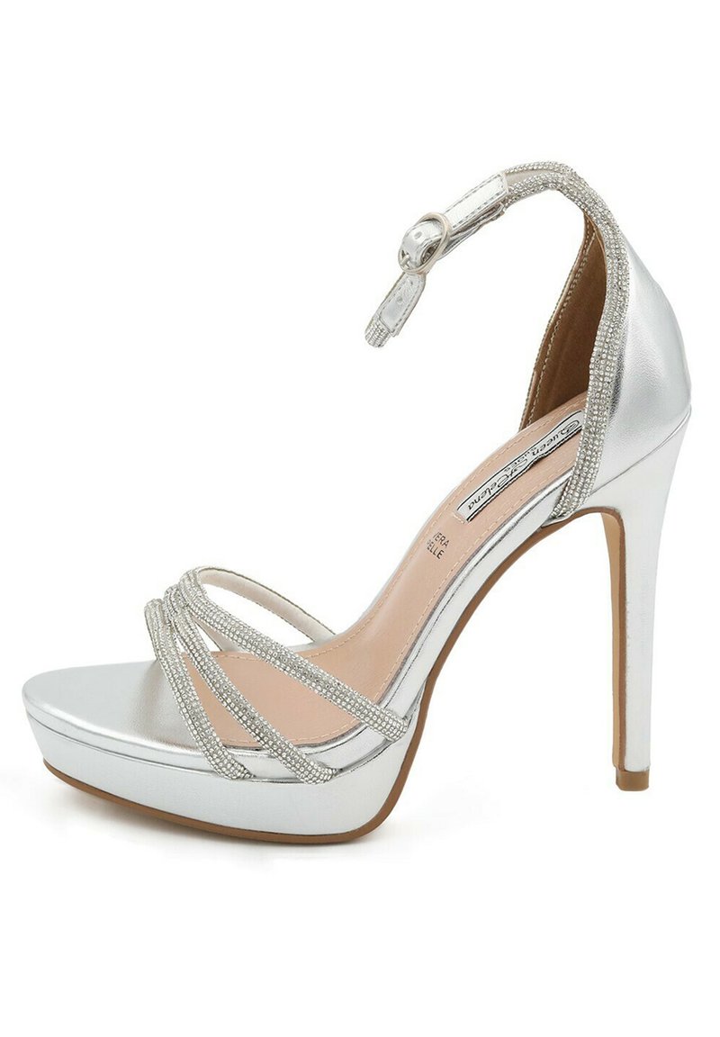 Sandal con tacco alto argento, con plateau, caratterizzata da cinturini intrecciati ornati da piccole diamanti e una cinghia alla caviglia regolabile.