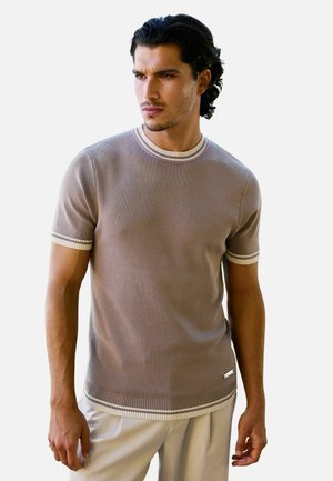 Rövid ujjú kötött ing barna színben, bordázott környakkal és az ujja szegélyén világos bézs kontraszttal, egyenes szegéllyel.