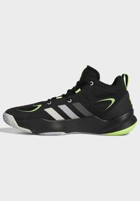 Chaussure de sport noire et vert néon avec trois bandes grises sur le côté, lacets noirs et semelle noire épaisse avec des accents de bande de roulement blancs et vert néon.