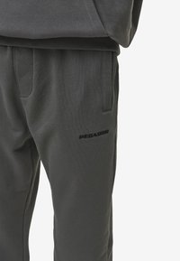 Pegador LOGO JOGGER - Pantalones deportivos - washed anthracite