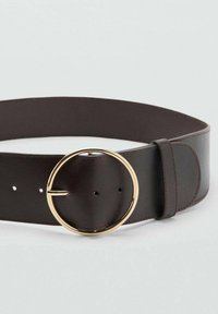 Cinturón de cuero marrón con una gran hebilla circular dorada, múltiples orificios para ajuste de tamaño y una textura lisa y mate.