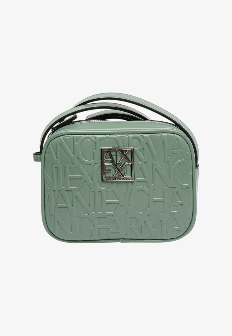 Borsa a mano verde con logo in rilievo, forma rettangolare, doppio manico e superficie liscia. Presenta un dettaglio in metallo argentato lucido.