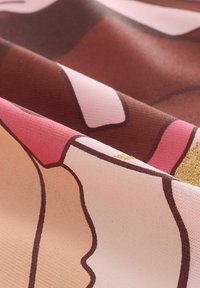 Farverigt stof med et blomstermønster, der indeholder pink, brun og cremede nuancer. Texturen fremstår glat med en let glans og guldaccenter.