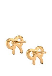 Boucles d'oreilles en or avec un design unique de formes entrelacées et des découpes circulaires. Leur texture lisse et leur finition polie mettent en valeur leur apparence.