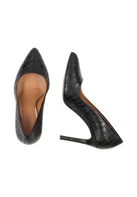 Tacchi alti neri con punta affilata e una texture a motivo coccodrillo. I lati aperti e il tacco a stiletto contribuiscono al design elegante.