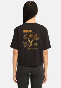 Timberland GRAPHIC SHORT-SLEEVE TEE - Triko s potiskem - black