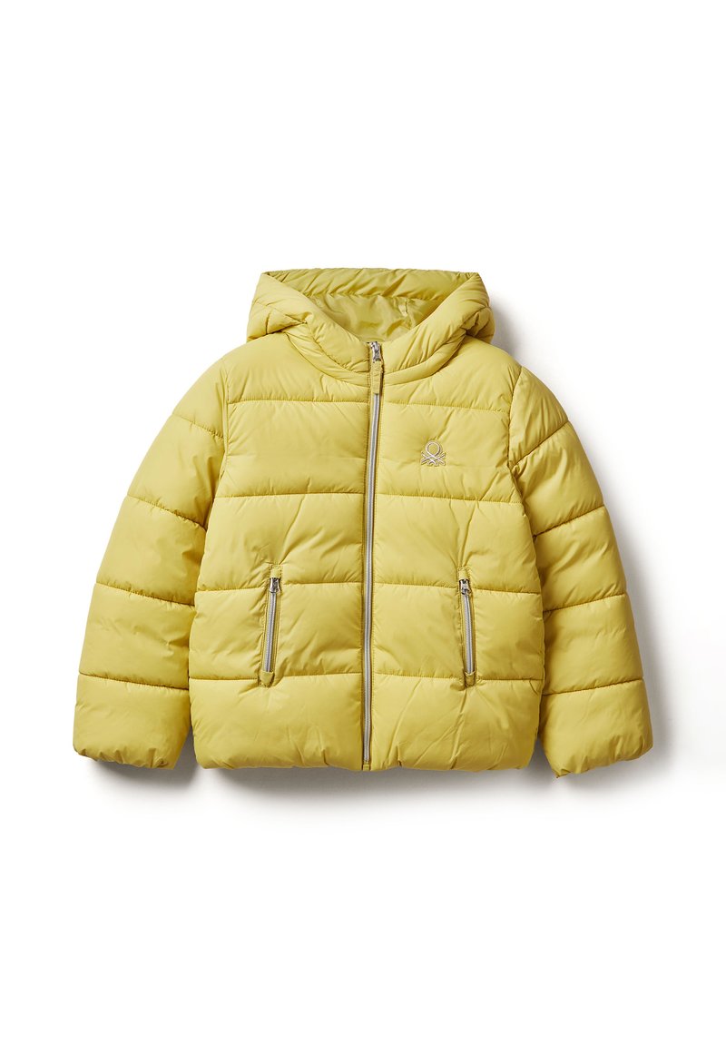 Žlutá péřová bunda s kapucí, s horizontálním prošíváním, dvěma bočními kapsami na zip a malým logem na prsou.