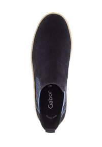 Navy modré semišové slip-on boty s elastickými bočními panely, hnědou gumovou podrážkou a měkkou podšívkou. Vlastnosti zahrnují smyčku na patě pro snadné obouvání.