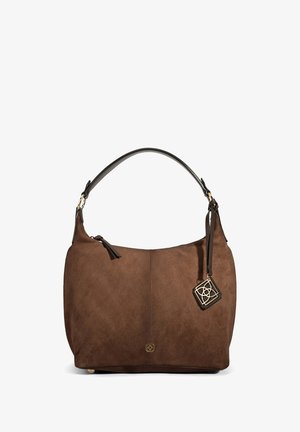 Sac d'épaule en daim marron à texture lisse, avec une bandoulière en cuir et des accessoires dorés. Il présente un pendentif logo décoratif et une forme structurée.