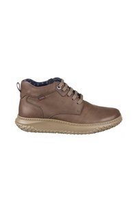 Botas de tobillo de cuero marrón con ojales reforzados, cordones grises, suela de goma texturizada color beige y forro de tela con patrón.
