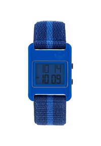 Digitalna ura z modrim plastičnim ohišjem in modrim teksturiranim tekstilnim trakom. Ima jasen LCD zaslon, ki prikazuje čas in indikatorje AM/PM.