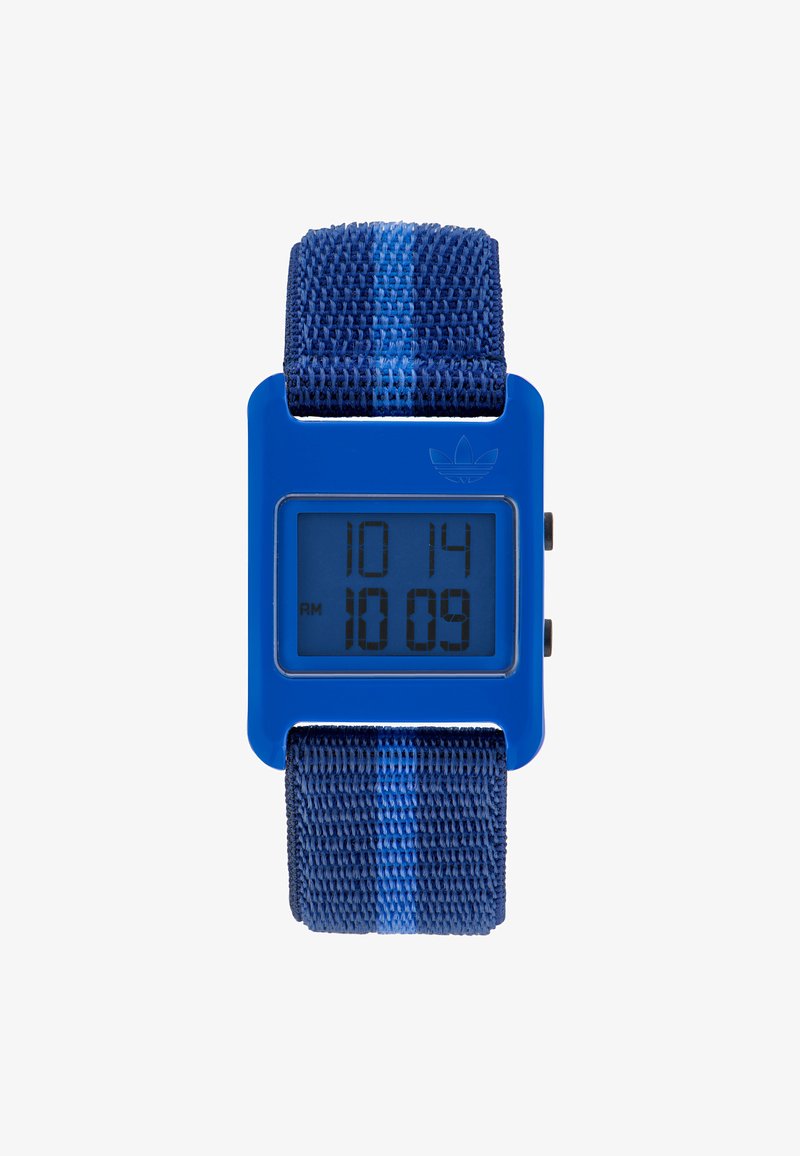 Digitalna ura z modrim plastičnim ohišjem in modrim teksturiranim tekstilnim trakom. Ima jasen LCD zaslon, ki prikazuje čas in indikatorje AM/PM.