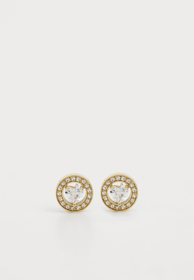 Zlato-tonirane uhane v obliki uhanov z srcem, ki ima kristalno središče, obkroženo z majhnimi prozornimi kamenčki v krožni postavitvi.