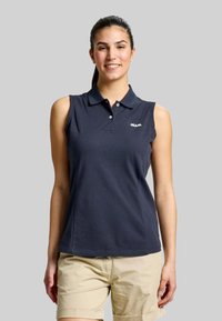 Marineblaues ärmelloses Poloshirt mit Kragen und kleinem Logo auf der Brust, aus glattem Stoff, kombiniert mit beigen Shorts.