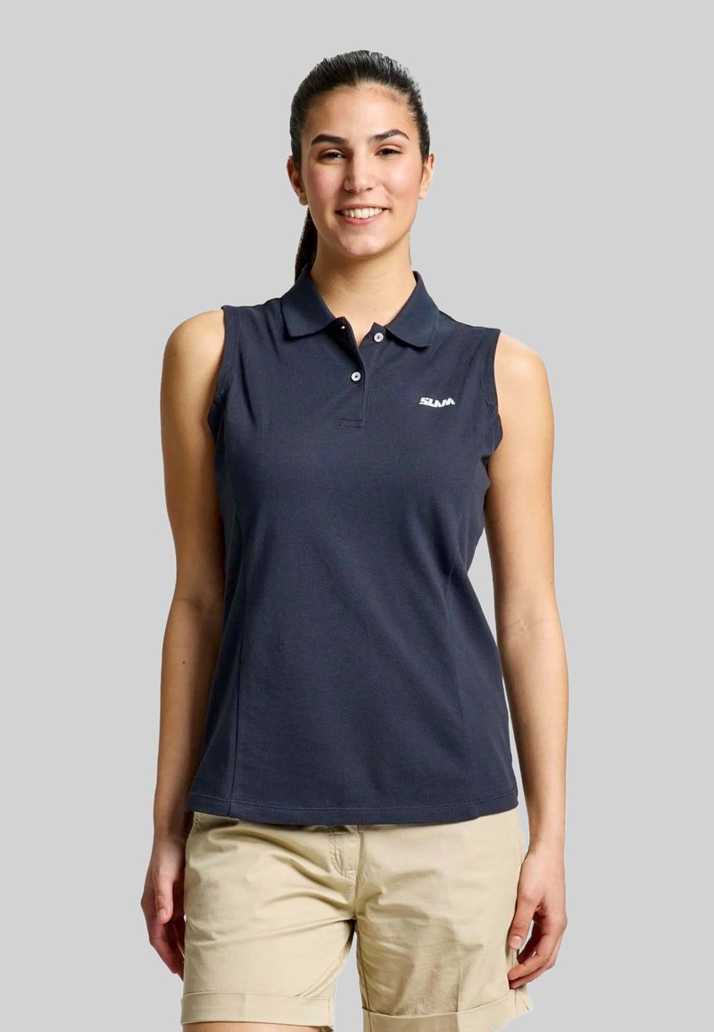 Marineblaues ärmelloses Poloshirt mit Kragen und kleinem Logo auf der Brust, aus glattem Stoff, kombiniert mit beigen Shorts.