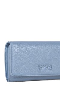 Portafoglio in pelle azzurro chiaro con superficie testurizzata, logo del marchio in rilievo e forma rettangolare con chiusura a patta.