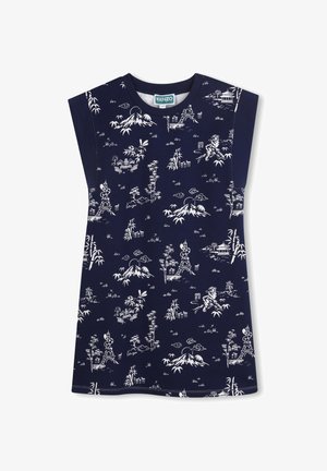 Robe bleu marine à manches courtes, avec un imprimé graphique blanc représentant des paysages, du bambou et des nuages. Confectionnée en tissu doux et confortable.