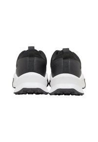 Schwarze Sportschuhe mit einem Mesh-Obermaterial, auffälliger weißer Sohle und strukturiertem schwarzen Gummiprofil. Mit Zugschlaufen an der Ferse für einfaches Anziehen.