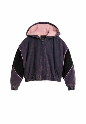 Dunkellila Kapuzenjacke mit Reißverschluss, schwarzen Ärmeln, rosa Innenfutter der Kapuze und rosa Paspelierungen an Ärmeln und Schultern.